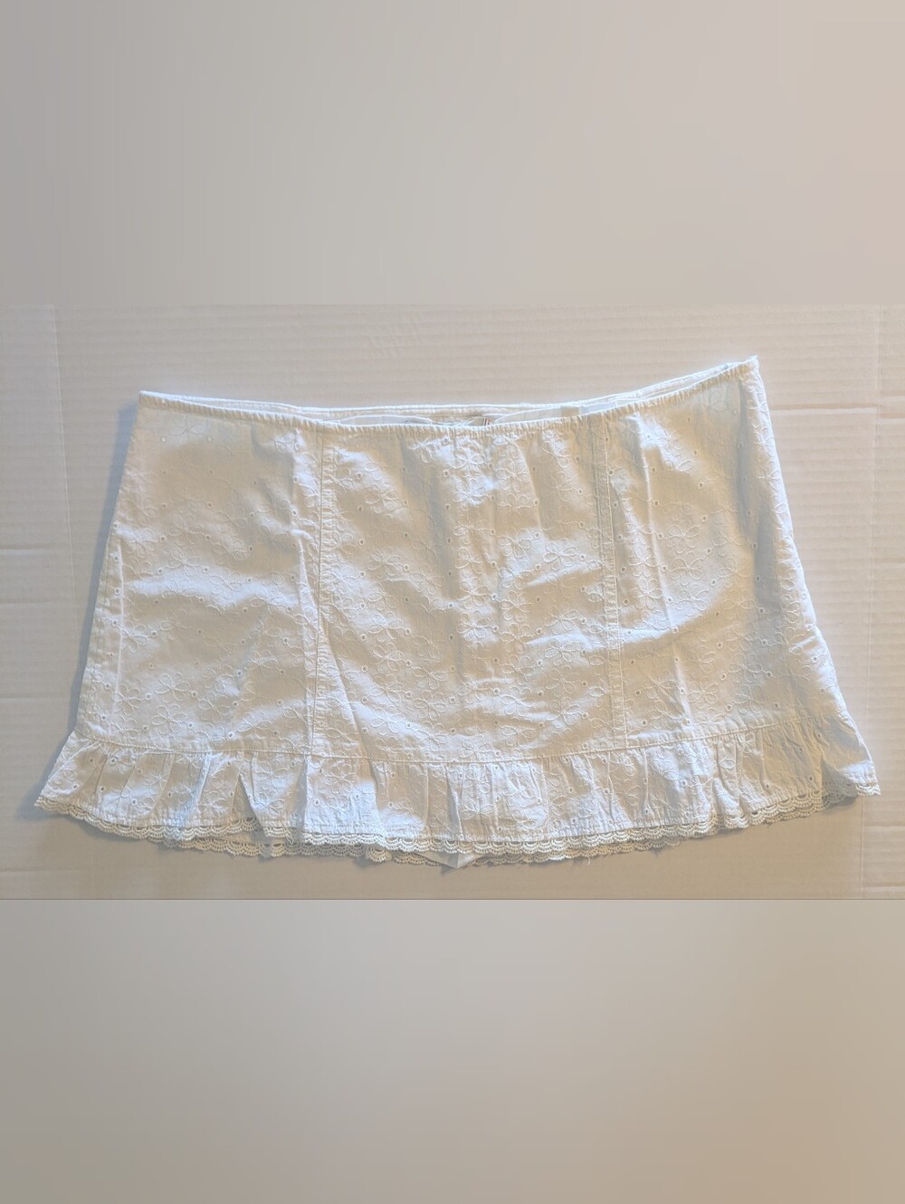 Urban Outfitters Kimchi Blue White Skort w/ Some Stitch Detailing- Size XL (NWT)